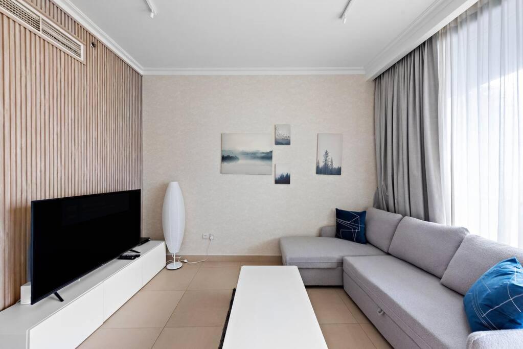 Luxury 1BR Skyline & Sea Views Walk to Dubai Mall & Burj Khalifa, Dubai