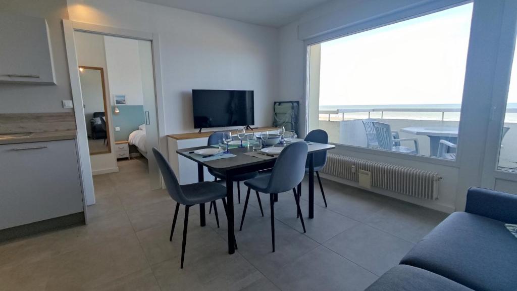 Une terrasse sur la Mer - 1