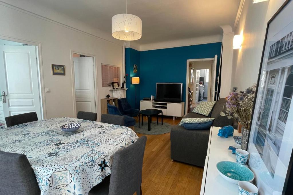 Spacious family nest facing Square des Épinette - 2