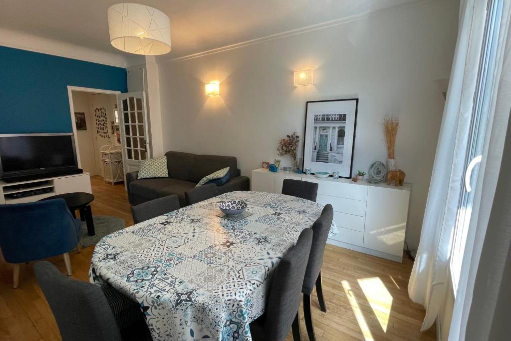 Spacious family nest facing Square des Épinette - 5