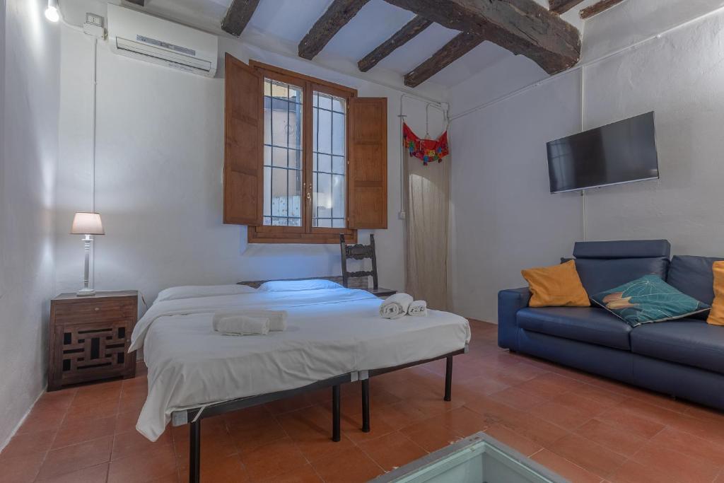 Central Apartment With Private Courtyard!, Boloňa