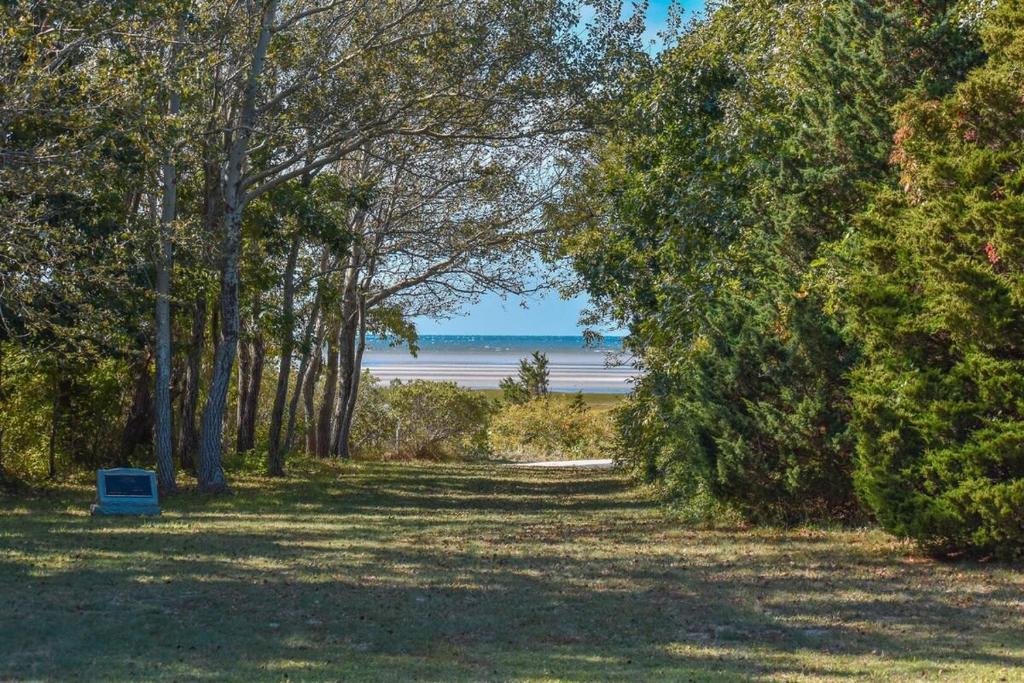 Private beach access Wrap around porch, Orleans