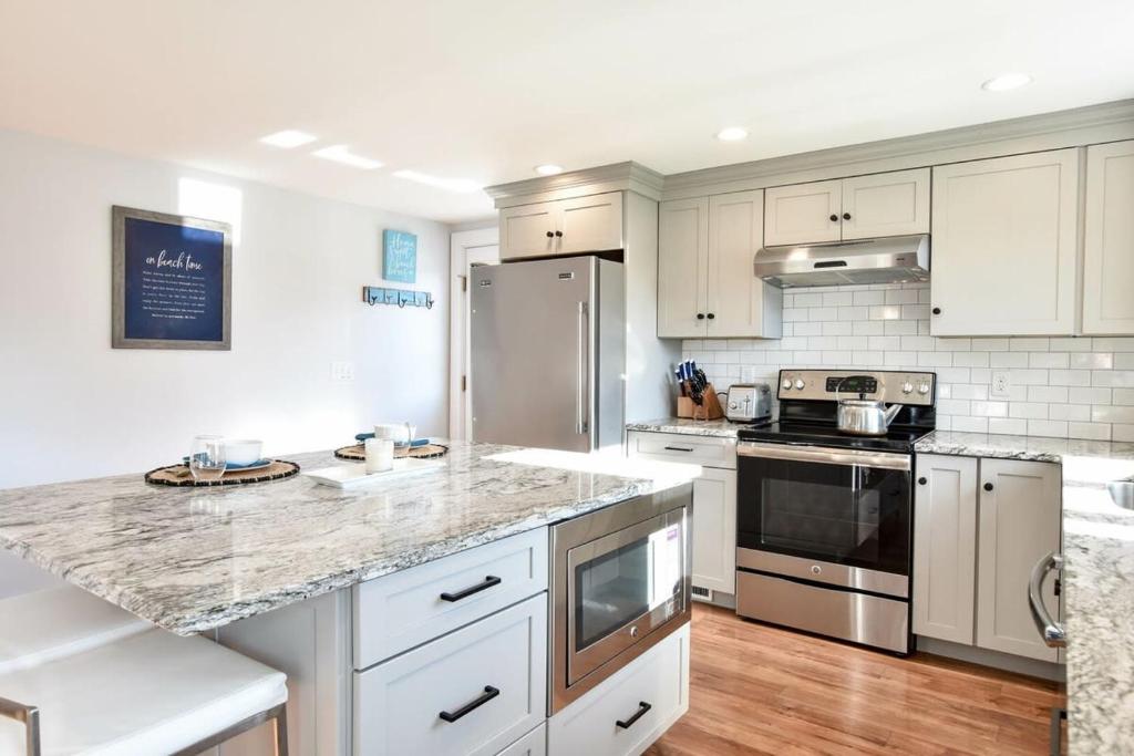 Wrap-Around Porch Mins to Beach, Chatham