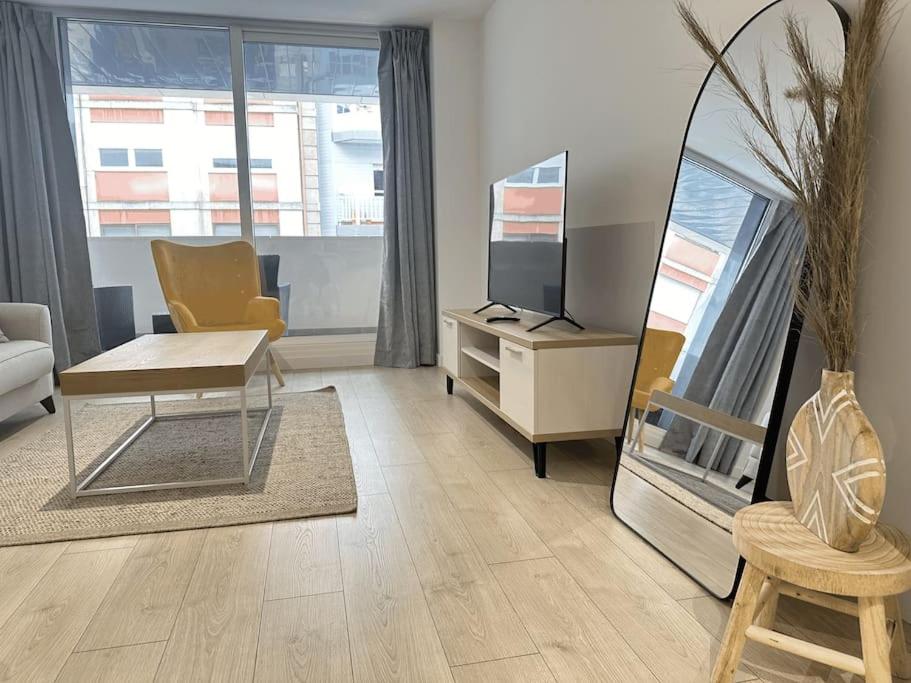 Jacinto Benavente 15, 1S by YBH, Vigo