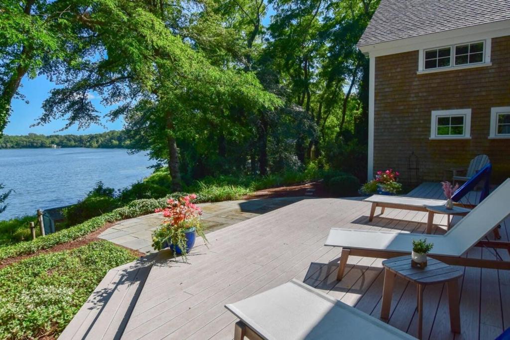 Pristine waterfront oasis plus game room jacuzzi and home office, Orleans