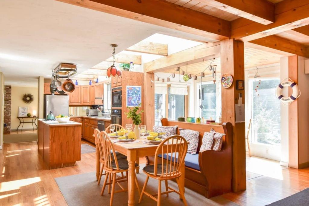 Beautiful private & spacious great location large outdoor stone patio, Wellfleet