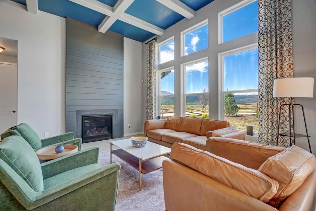 4BR Mountain views - Movie Theater - Pool Table, Monument