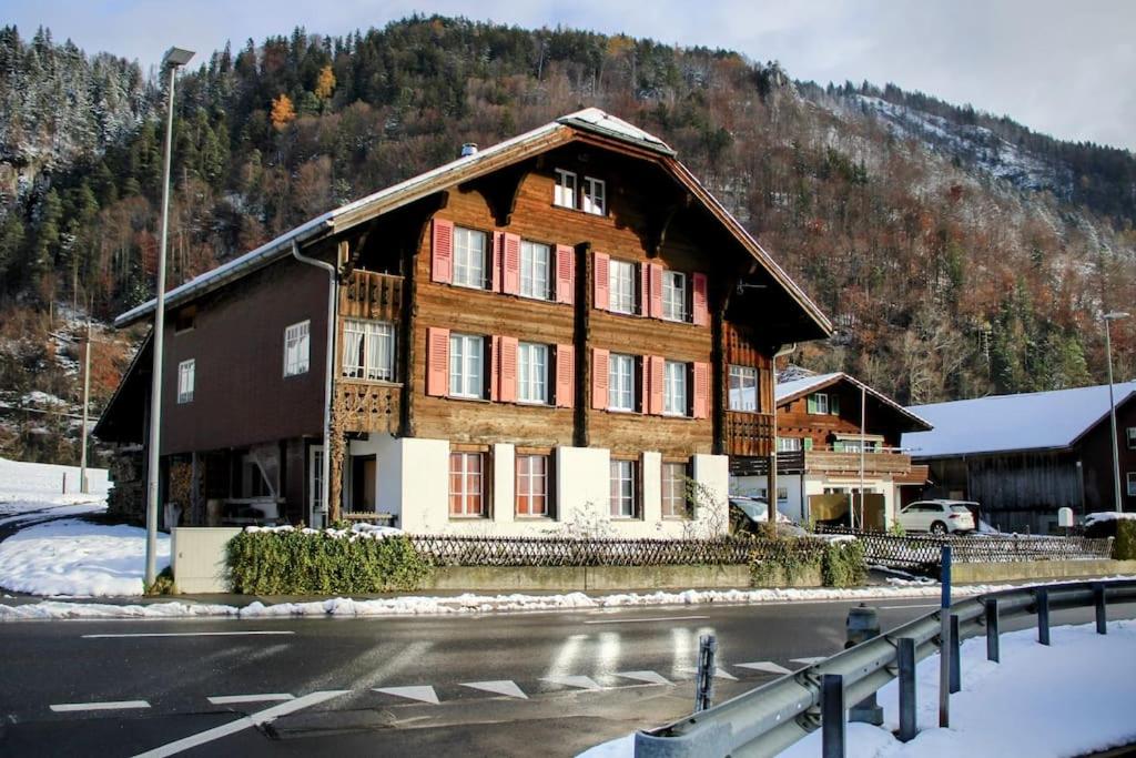 Alpine chalet apt w/parking and porch, Meiringen