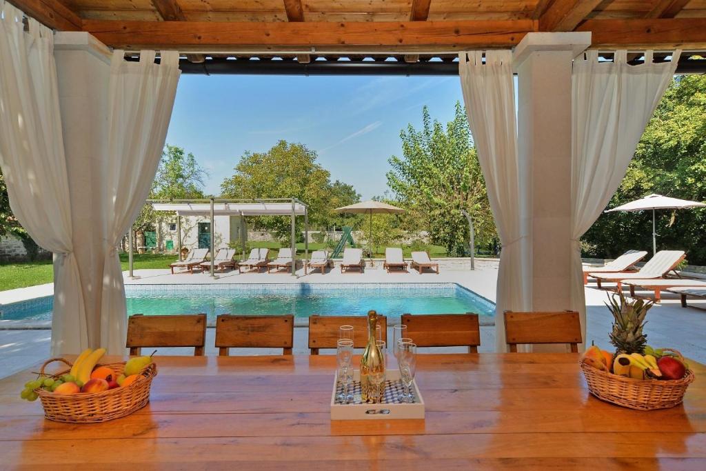 Ferienhaus mit Privatpool für 16 Personen ca 300 qm in Rojnici, Istrien Binnenland von Istrien, Rojnići