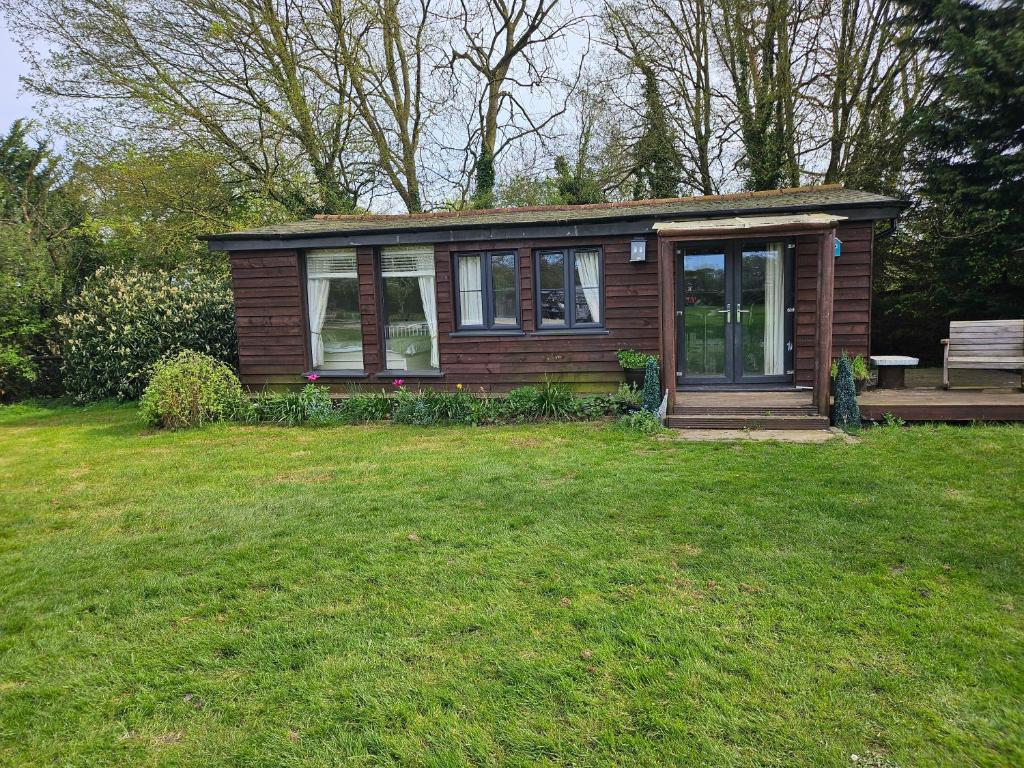 Dunmow 1-Bed Cabin Sleeps 4 10 mins to Stansted, Great Dunmow