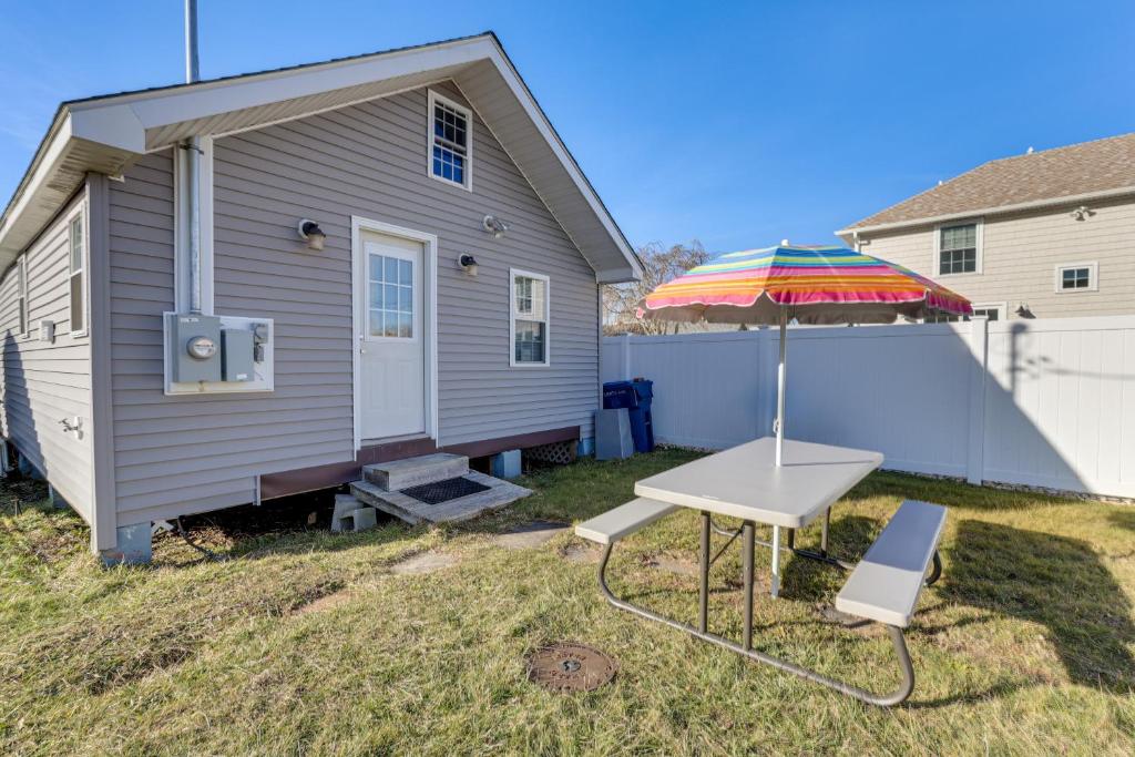 Charming Old Lyme Cottage, Steps to Private Beach!, Old Lyme