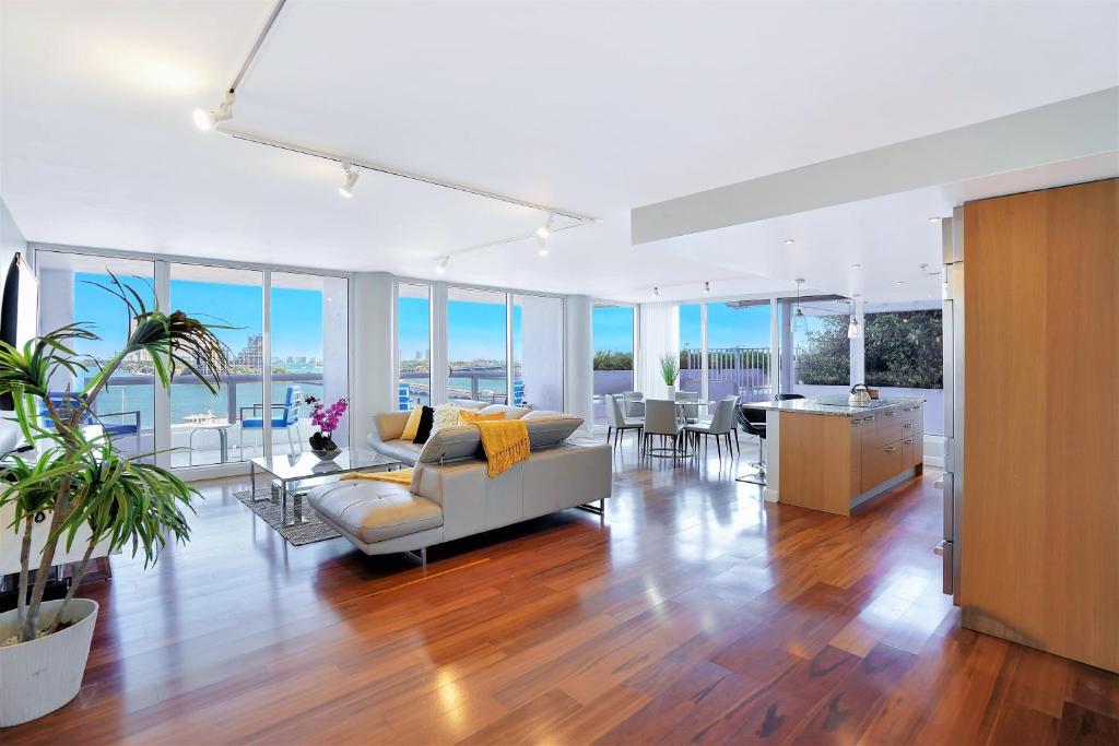 Wait N' Sea! Direct Water Views, Steps From Pool!, Miami