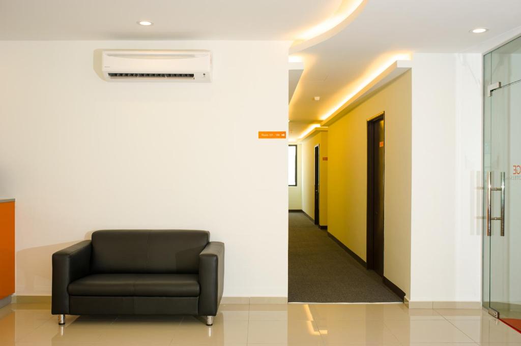 Shared lounge/TV area, 1 Orange Hotel Sungai Buloh in Kuala Lumpur