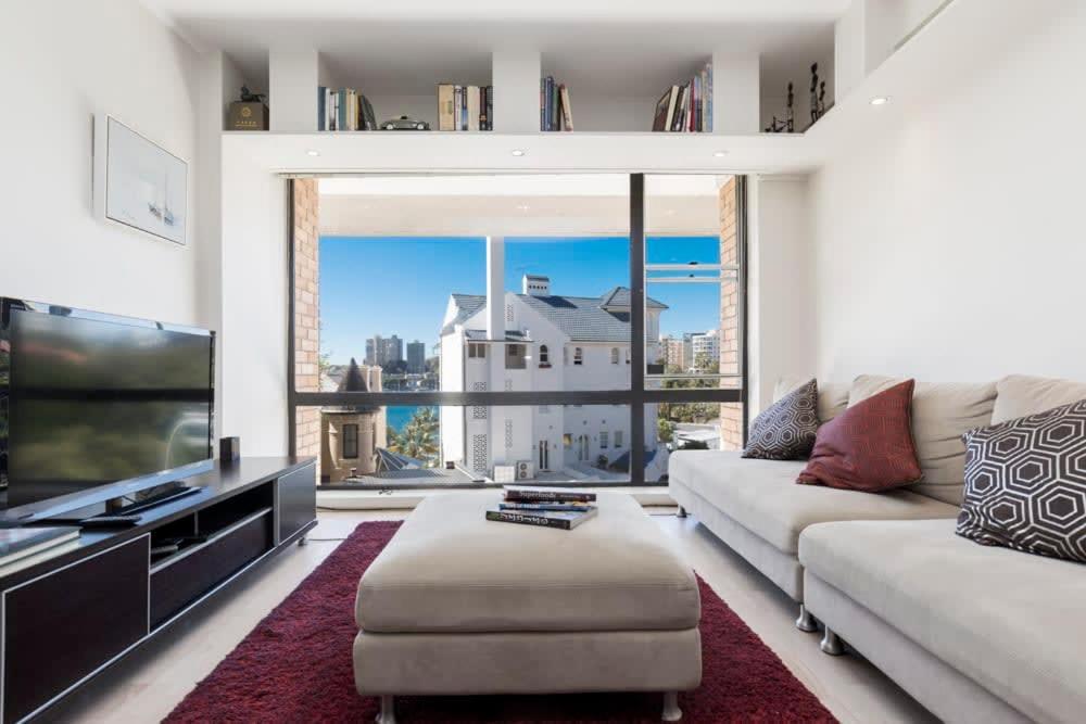 Couple's Gateway in Sunny Elizabeth Bay, Sydney