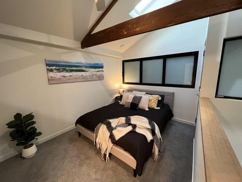 Apt with Aircon & Loft Bedroom Great Location, Devonport