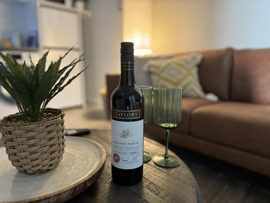 New Listing Loft Apt & A C in Heart of Devonport, Devonport