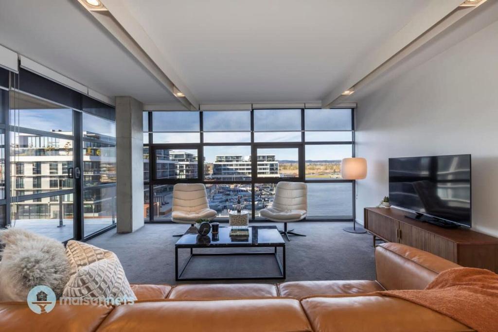 Modern 2 Bdrm Apt with Water Views 2x Car Spots, Canberra