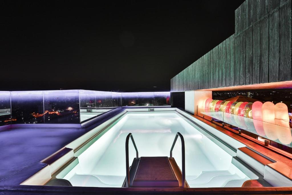 T24 レジデンシー ムンバイ インターナショナル エアポート ホテル (T24 Residency Mumbai International Airport Hotel) スイミングプール