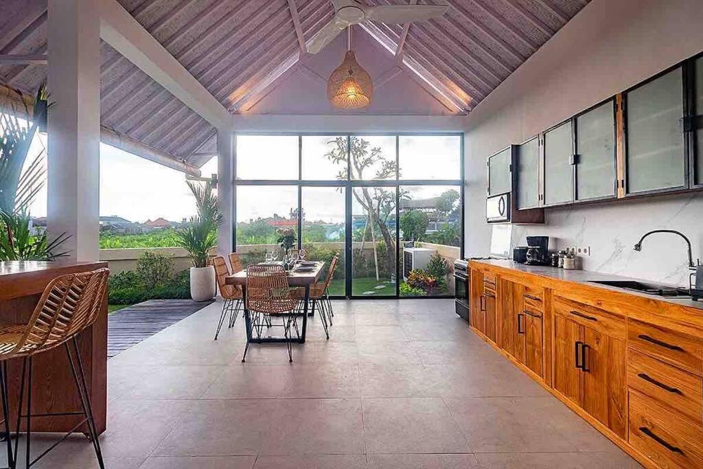 New 3BR villa,Sunset &ricefield views Canggu area!