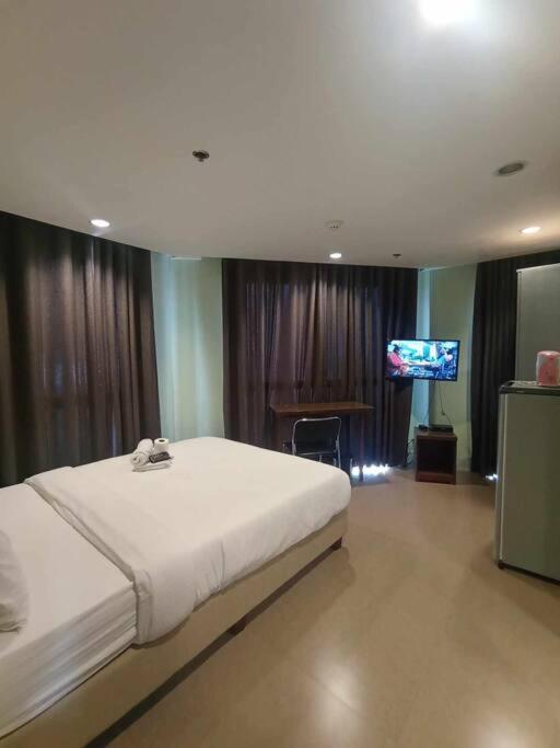 Spacious Studio Apartment B502, Manila