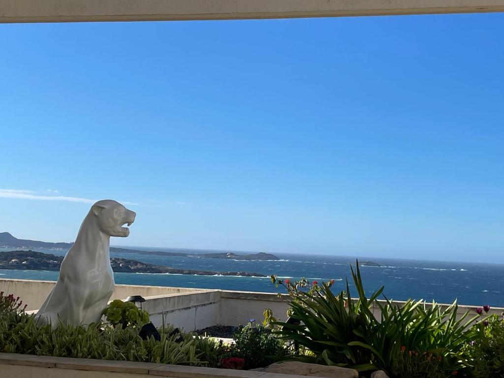 VUE EPOUSTOUFLANTE SUR BANDOL & LA MER 2 pièces, piscine tout confort 4 étoiles, très calme, terrasse spacieuse sans vis à vis, parking privé résidence standing - 3