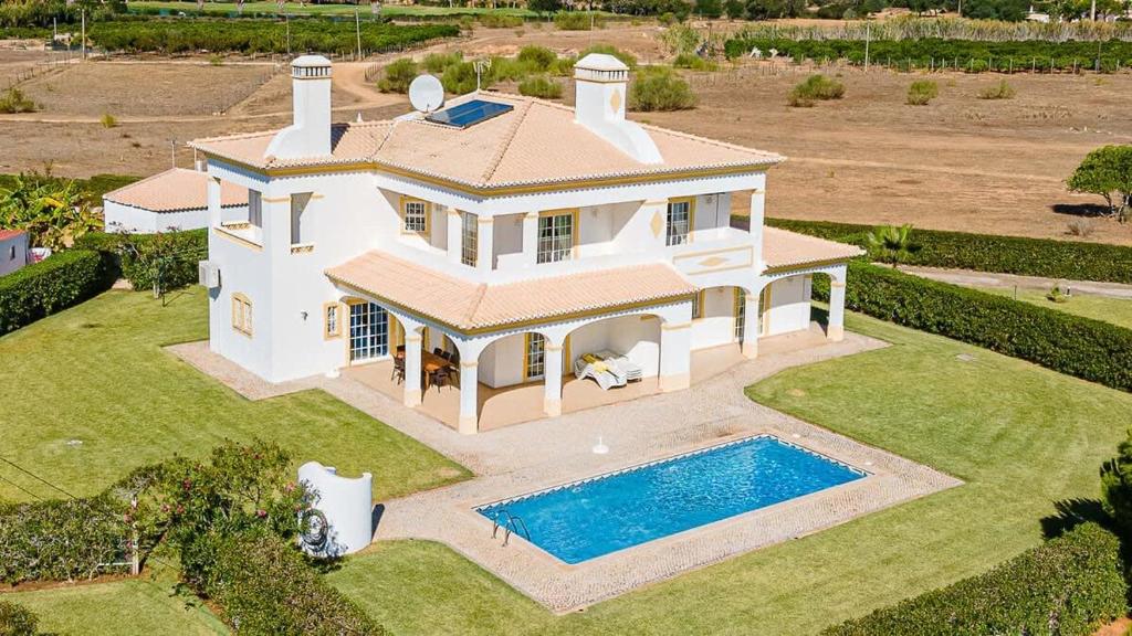 Villa Mina - Large house sleeps 9, walk to beach, golf and shops, Guia