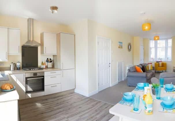 Beach Rest - Sleeps 5 great central location, Filey