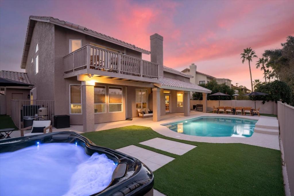 Lakeside Views The Clubhouse at Arrowhead Pool, Glendale