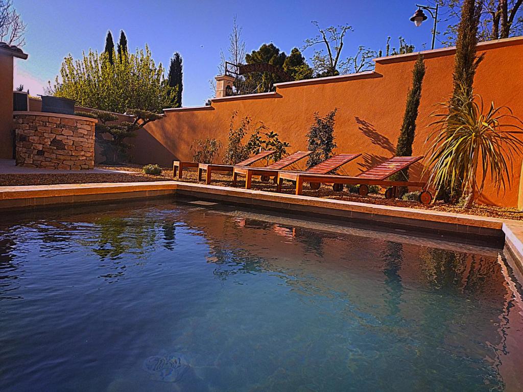 Le mas de Roussillon, Roussillon