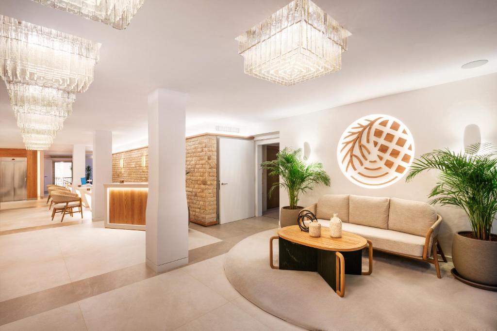 サレス ホテル イ スパ カラ デル ピ (Salles Hotel y Spa Cala del Pi) フロント・ロビー