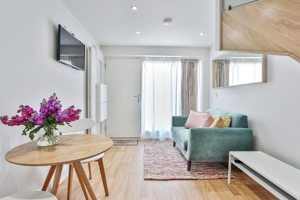 1BR Gem in Great Location With Parking, Sheffield