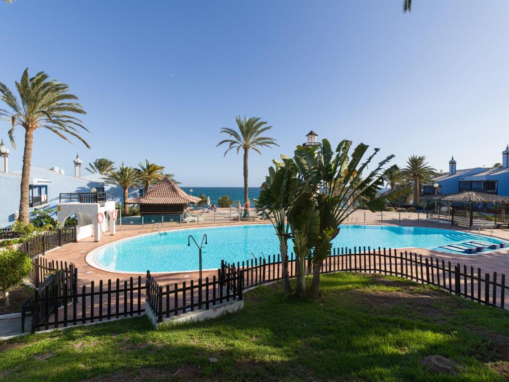 Amazing 3 bedroom next to the beach with heated pool - 2
