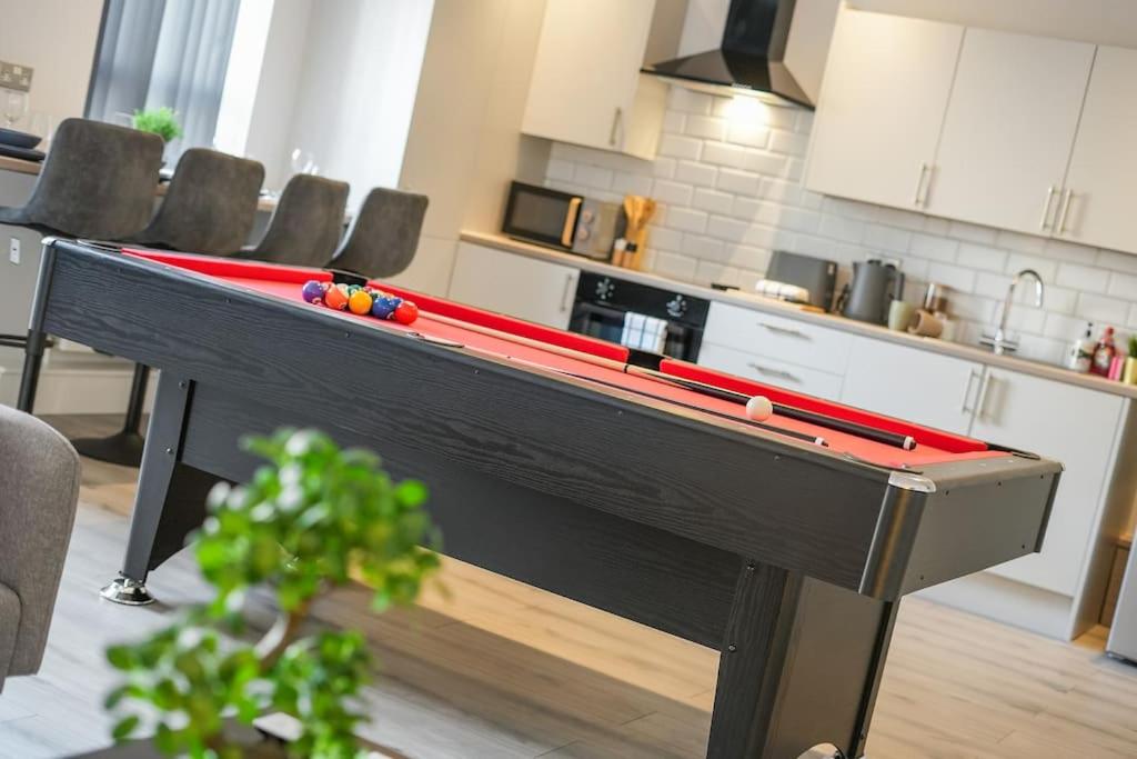 Modern 2 Bed Apt, 7ft Pool Table, Sheffield City Centre, FREE Parking, Netflix - Hosted by Stay Host Save, Sheffield