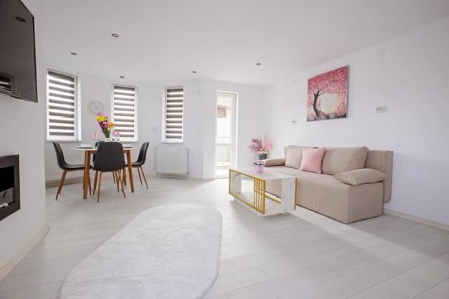 WhiteBoxApartment, Kjustendil