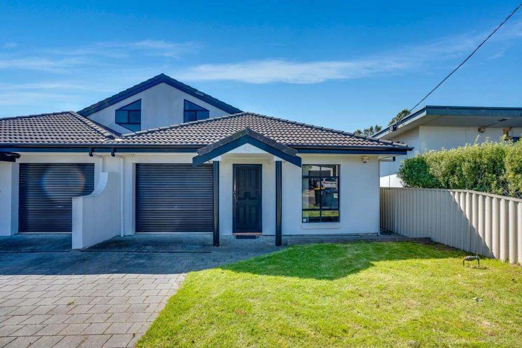 Relax on Charles St - 4A Charles Street Port Elliot - BYO Linen, Port Elliot