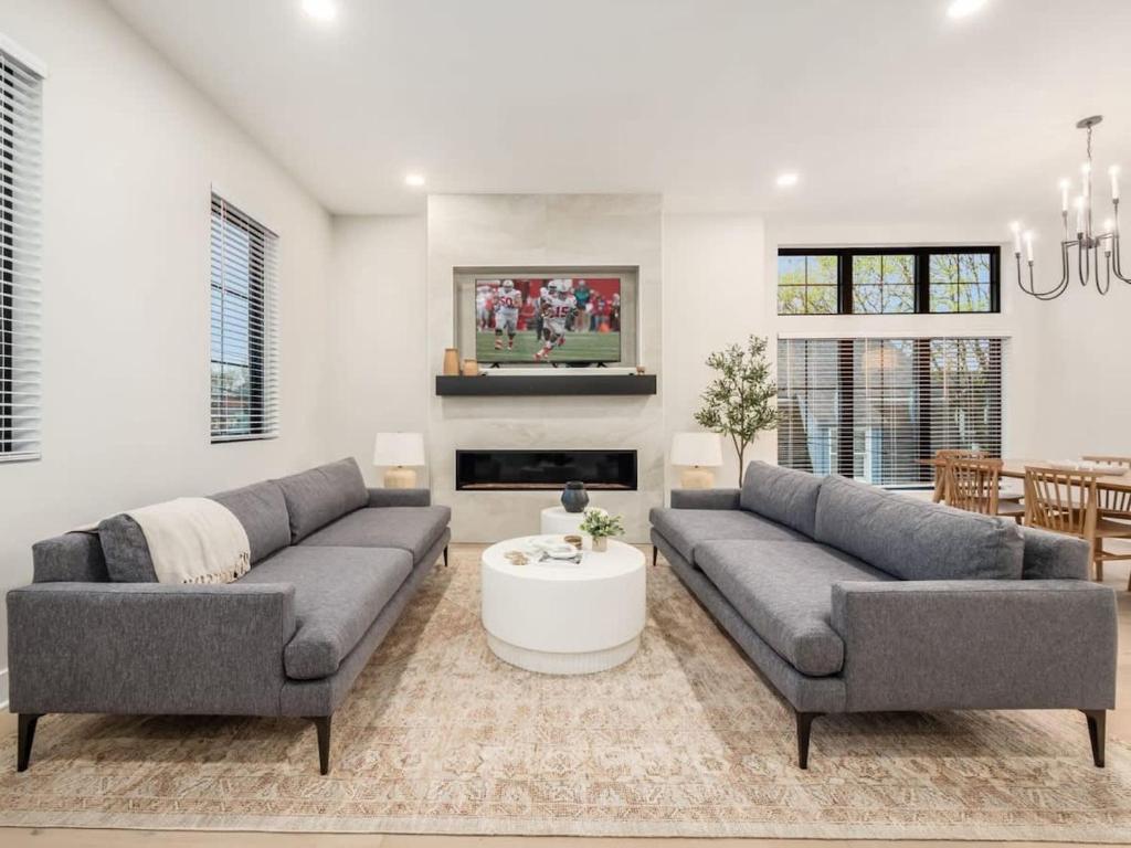 Chateau in the Village - Brand New 3BD 5BA, Columbus