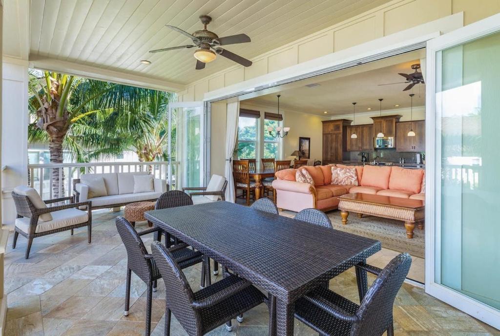 Beautiful Poolside Villa Open Layout With Pool Fitness and Beach Access, Koloa