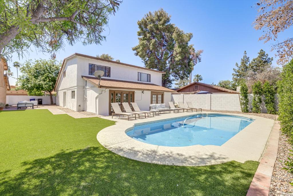 Private Pool and Patio Spacious Tempe Retreat, Tempe