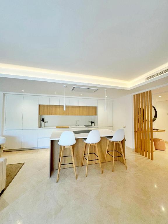 Luxury 4 BD Penthouse with Private Pool by Hostlovers - 5