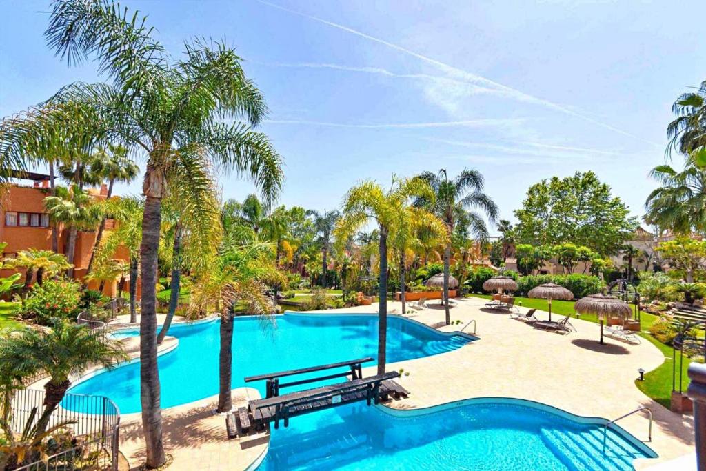 Luxury 4 BD Penthouse with Private Pool by Hostlovers - 1