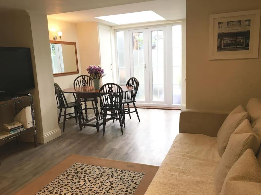 A self contained apartment on the Bath Road, Cheltenham