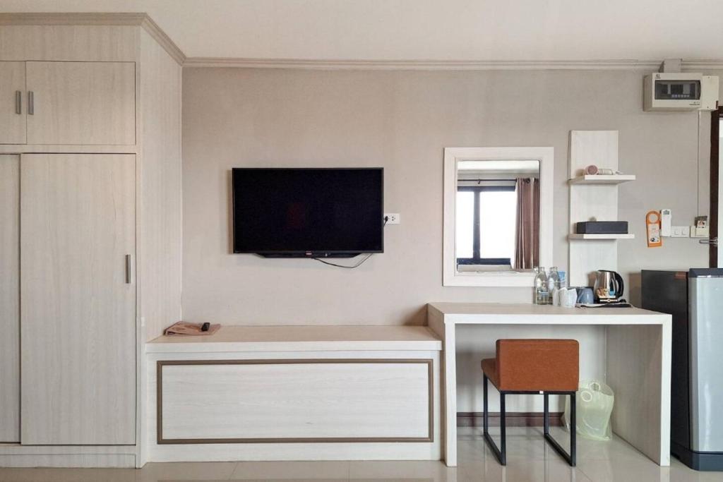 Shared lounge/TV area