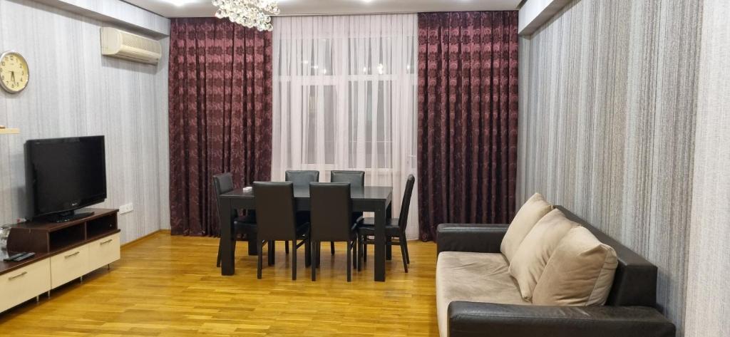 Boulevard view spacious apartment in Baku, Baku