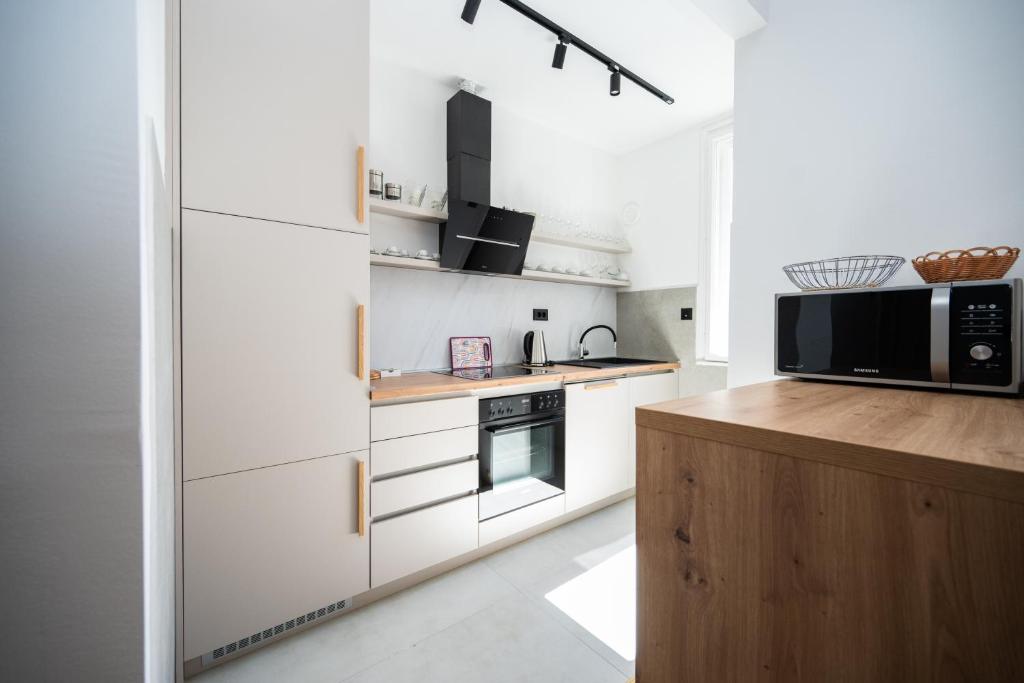 Design 150m2 Three-Bedroom Apartment - Titova Street - 2