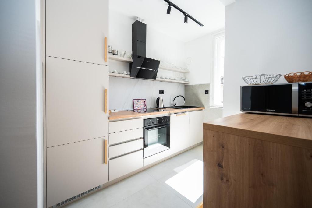 Design 150m2 Three-Bedroom Apartment - Titova Street - 4