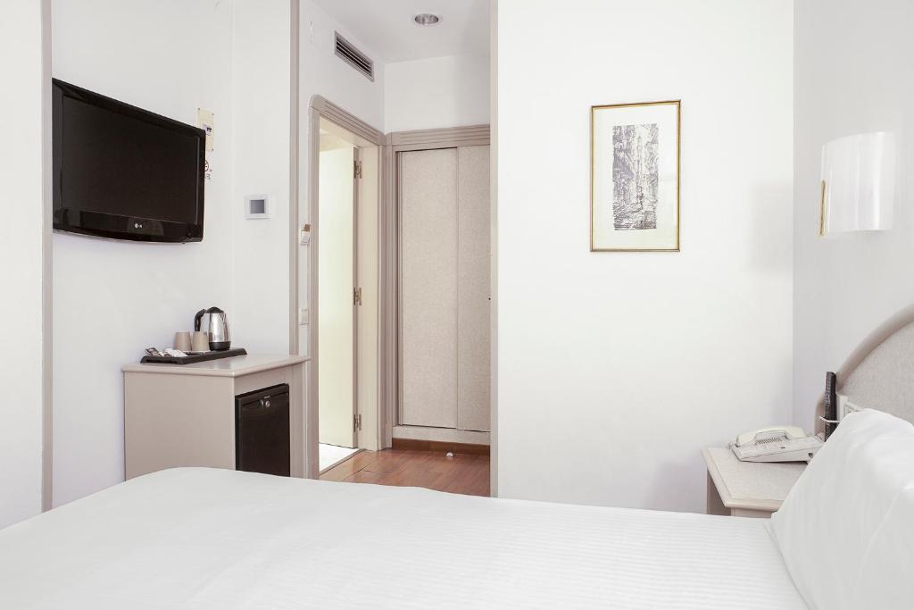Hotel Lleó — Hotel rooms in Barcelona, Catalonia
