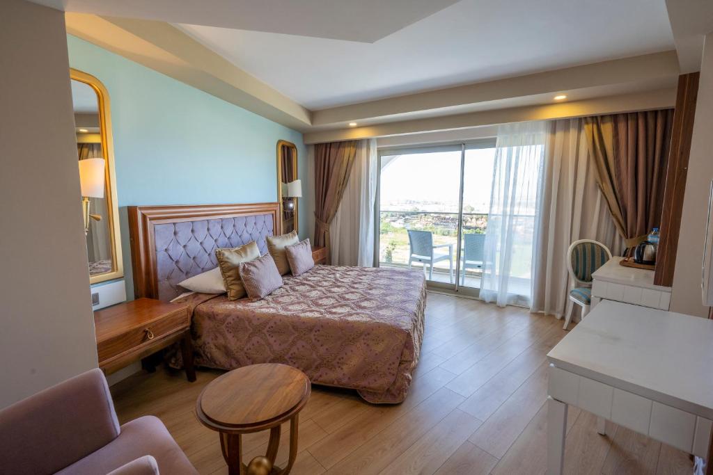 J'adore Deluxe Hotel & Spa Ultra All Inclusive — Side