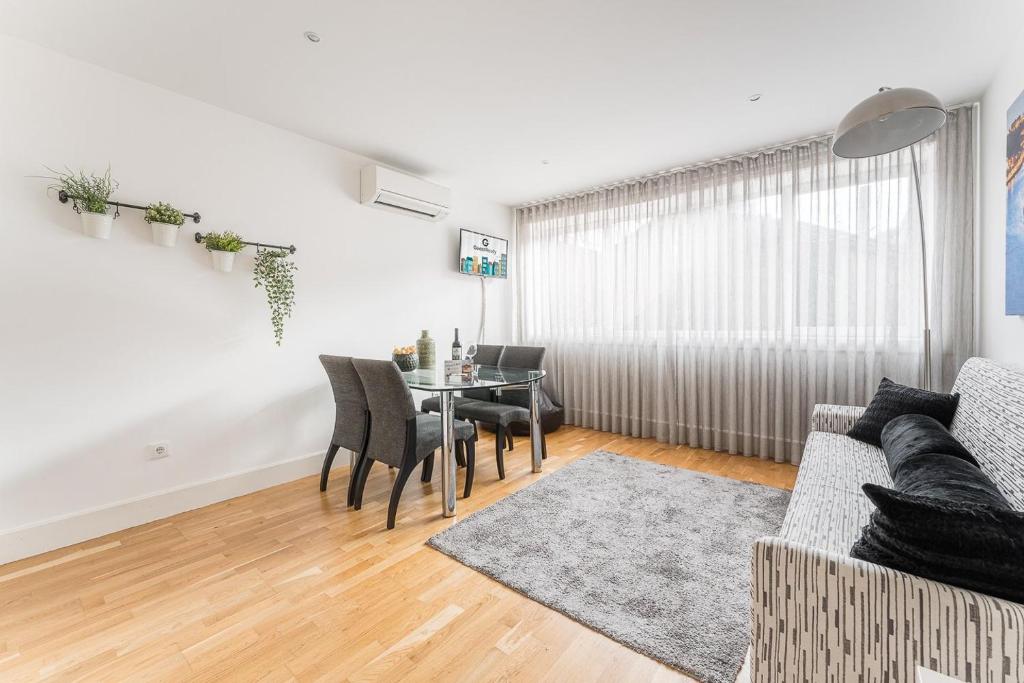 GuestReady - Bright home in the heart of Porto, Porto