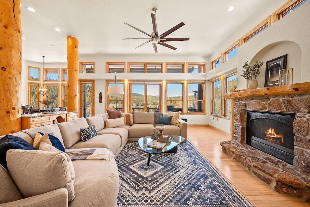 Lone Rock Mountain Retreat w Views & Private Lake