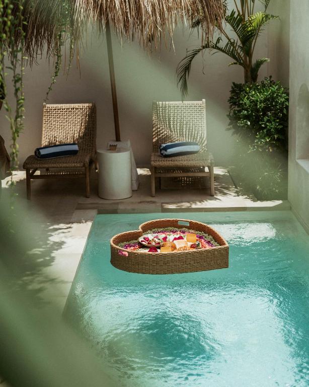 Serene Pool & Skylight Bathtub in Canggu, 5mins walk to the Beach, Canggu